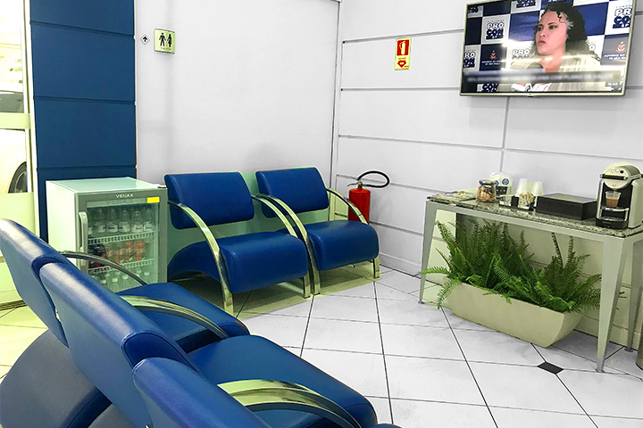 Sala de espera VIP com WiFi.