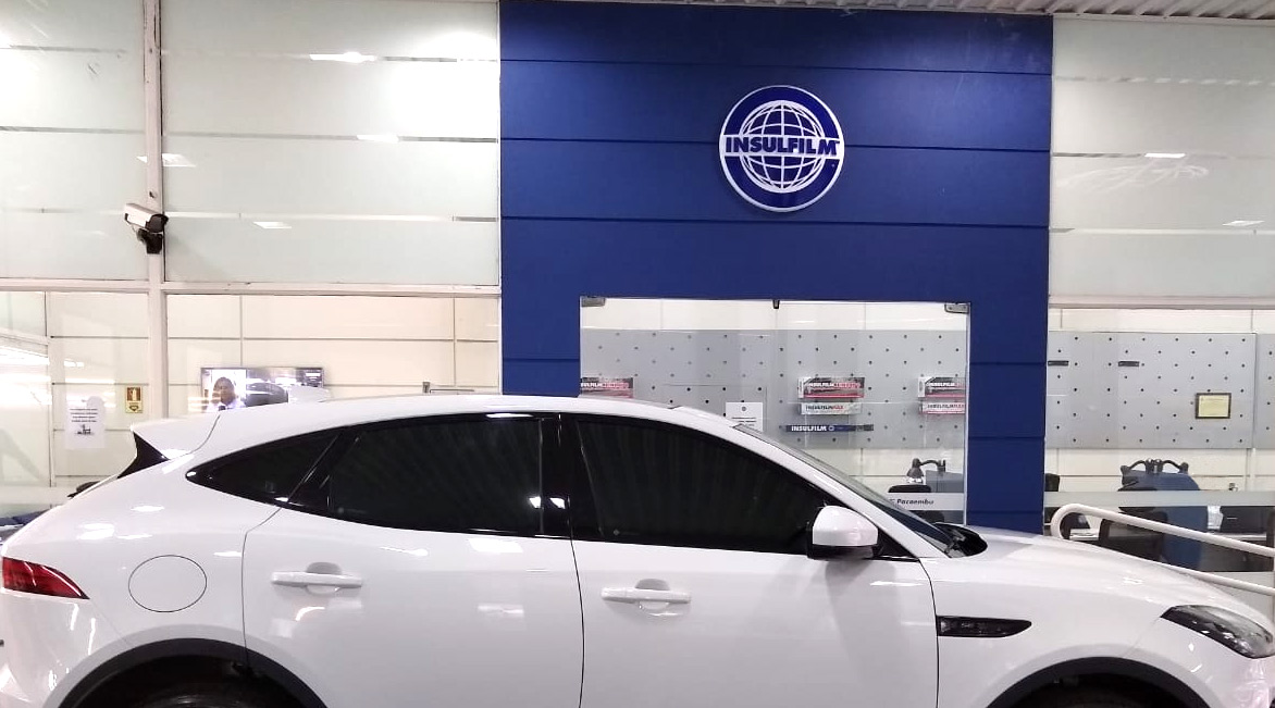 Carro com INSULFILM™ Original aplicado.